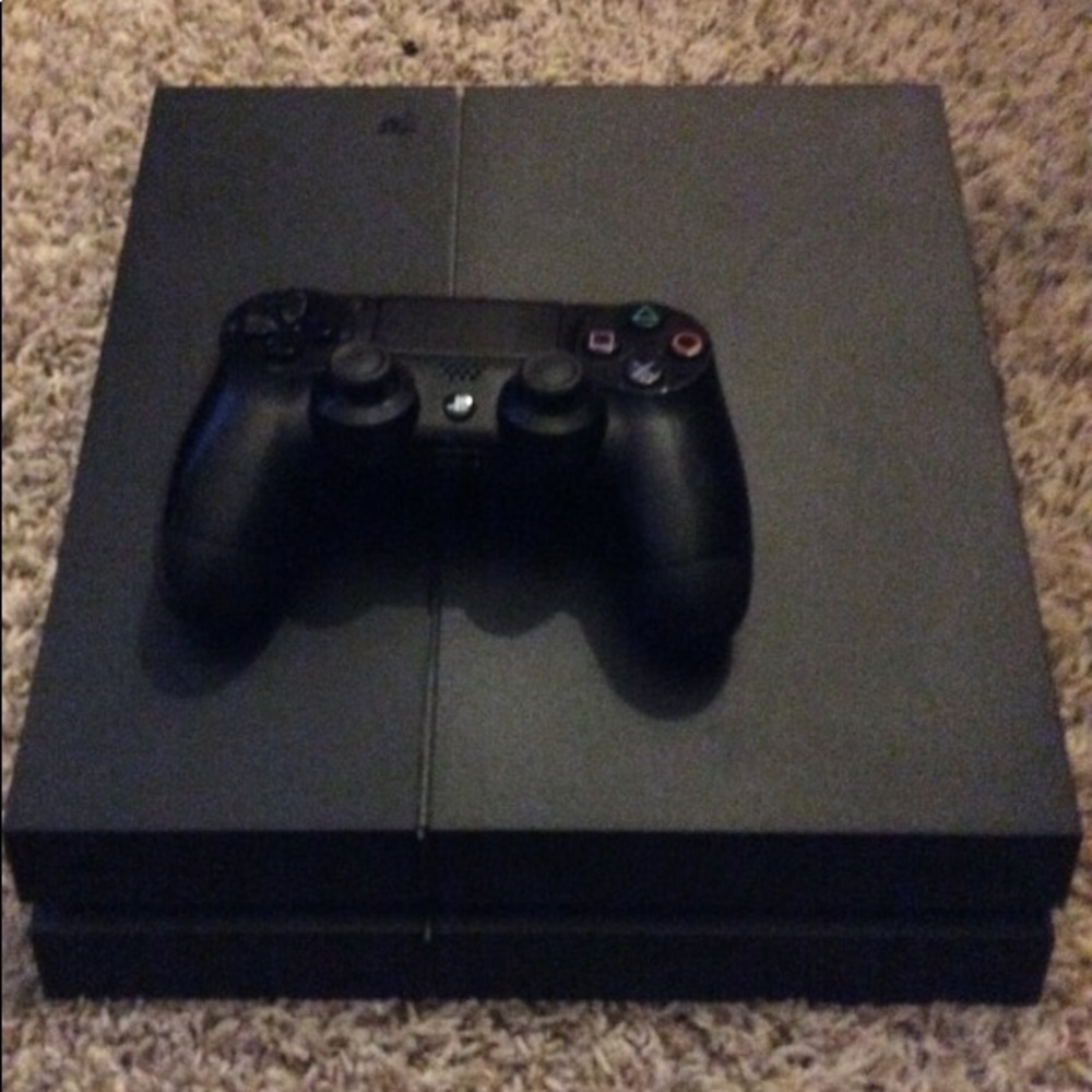 PS4 CONSOLE